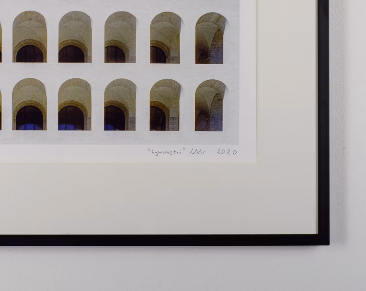 "symmetri” black frame
