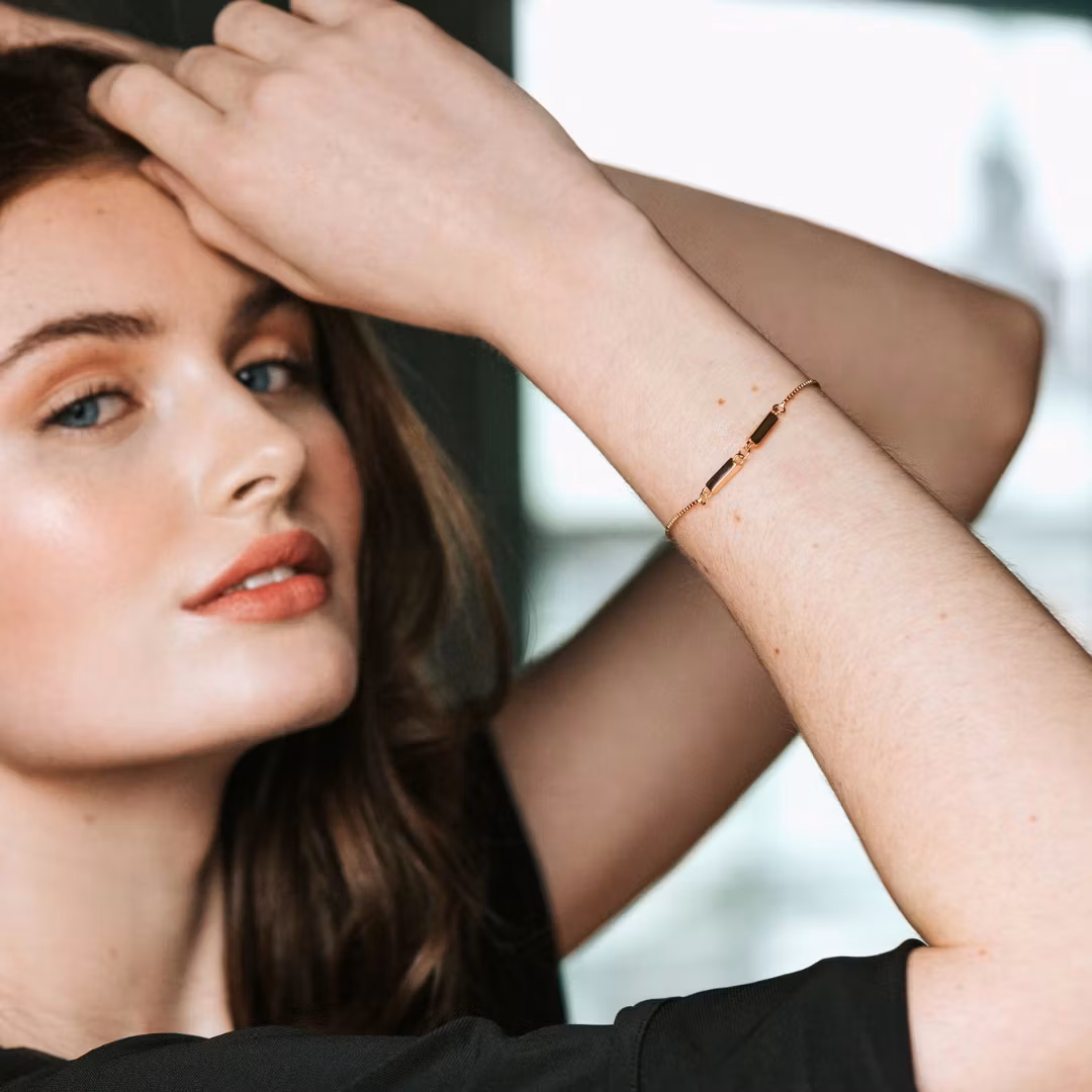 Linked armband