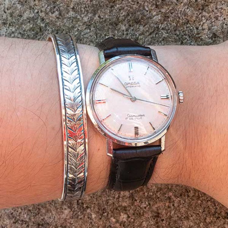 Hand-engraved bracelet: Running leaf