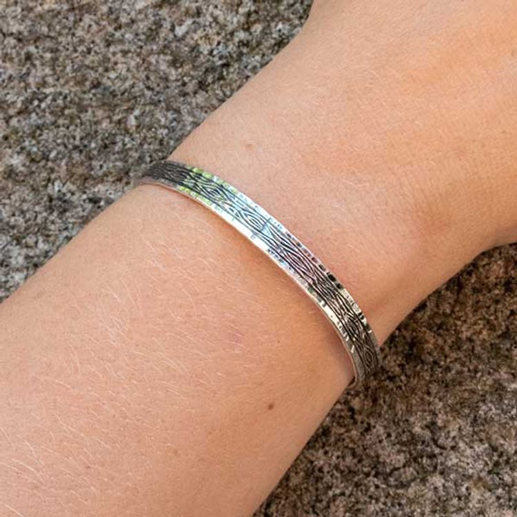 Handgraverat armband: Flowing Bark