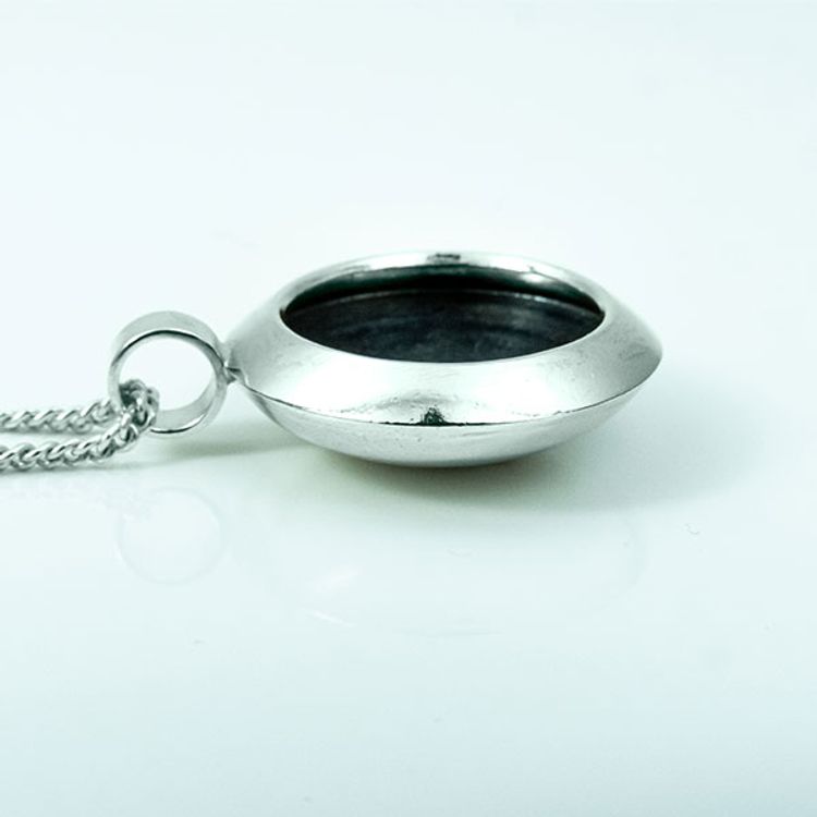 Silver pendent with oxidation - 19mm ø