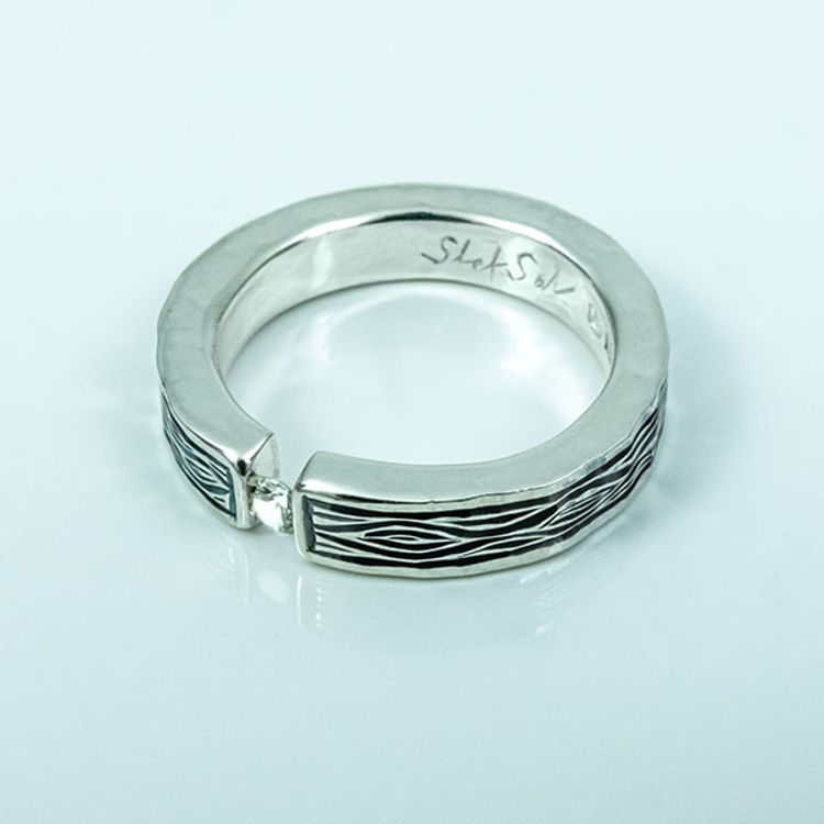 Flowing Bark silverring med Vit Safir