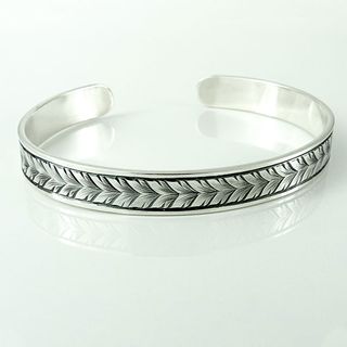 Hand-engraved bracelet: Running leaf