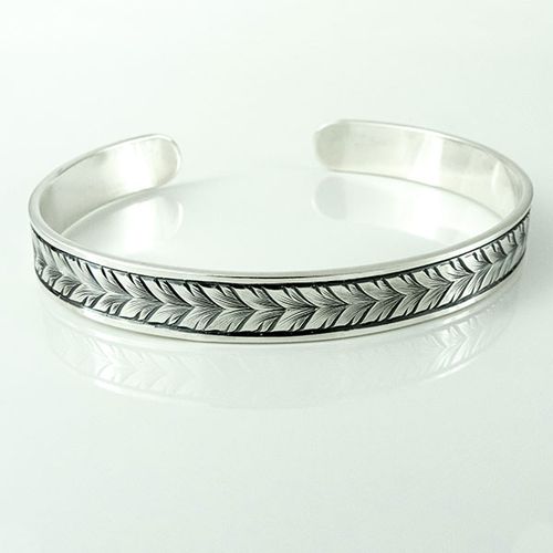 Handgraverat armband: Running leaf