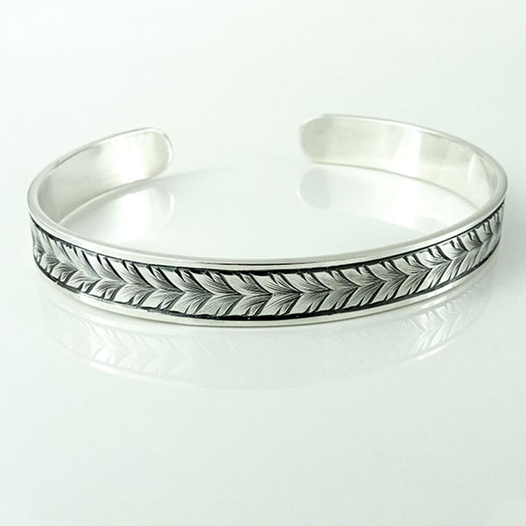 Hand-engraved bracelet: Running leaf