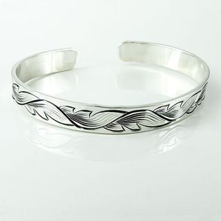 Hand-engraved bracelet: Leaf