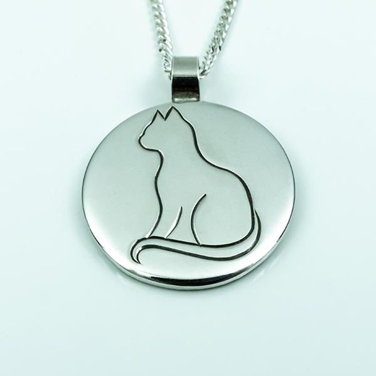 Hand-engraved cat pendent in silver