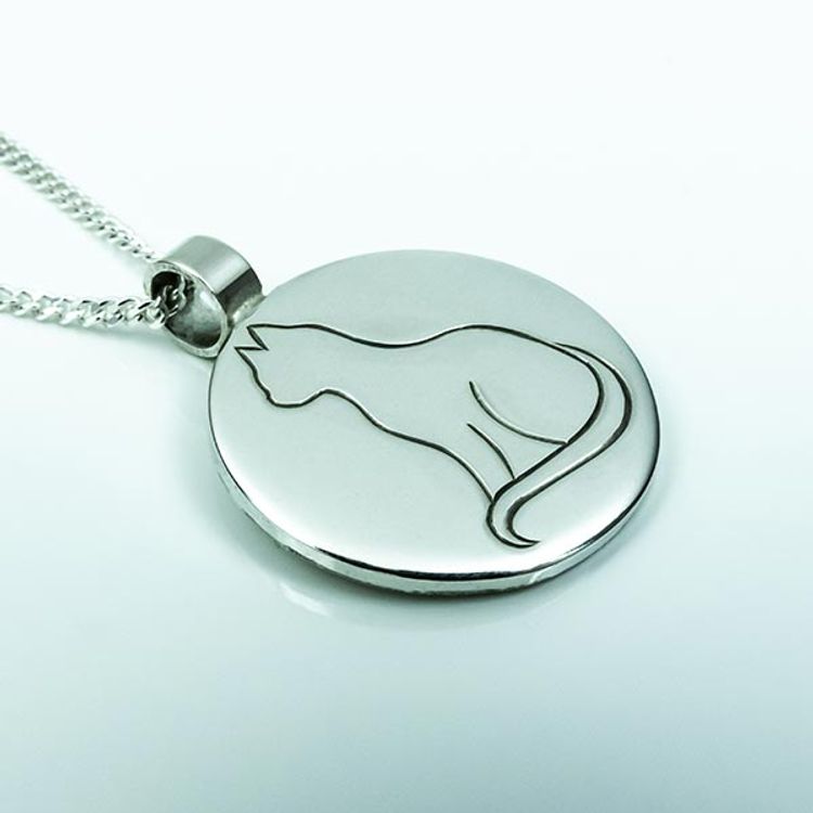 Hand-engraved cat pendent in silver