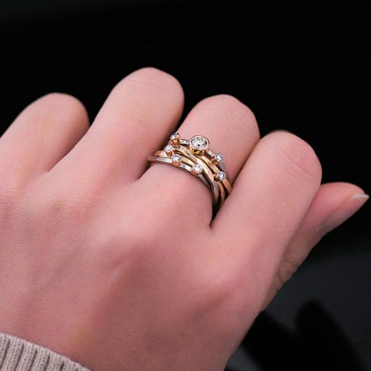 Vit- och rödgulds ring med diamanter