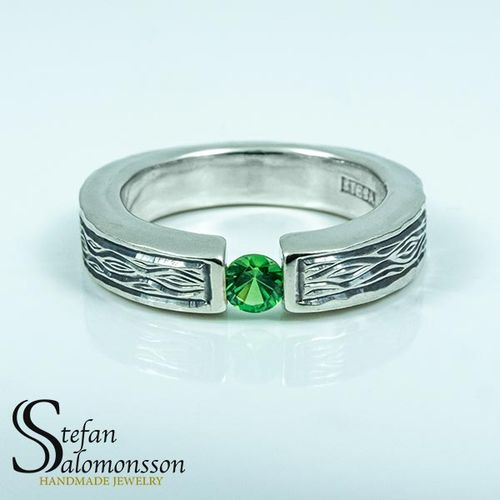 Flowing Bark silverring med Grön Granat