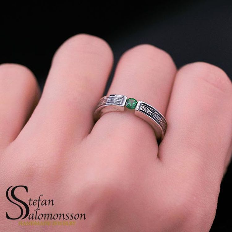 Flowing Bark silverring med Grön Granat