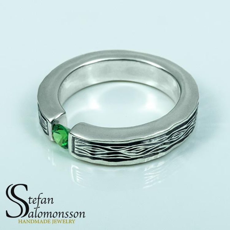 Flowing Bark silverring med Grön Granat