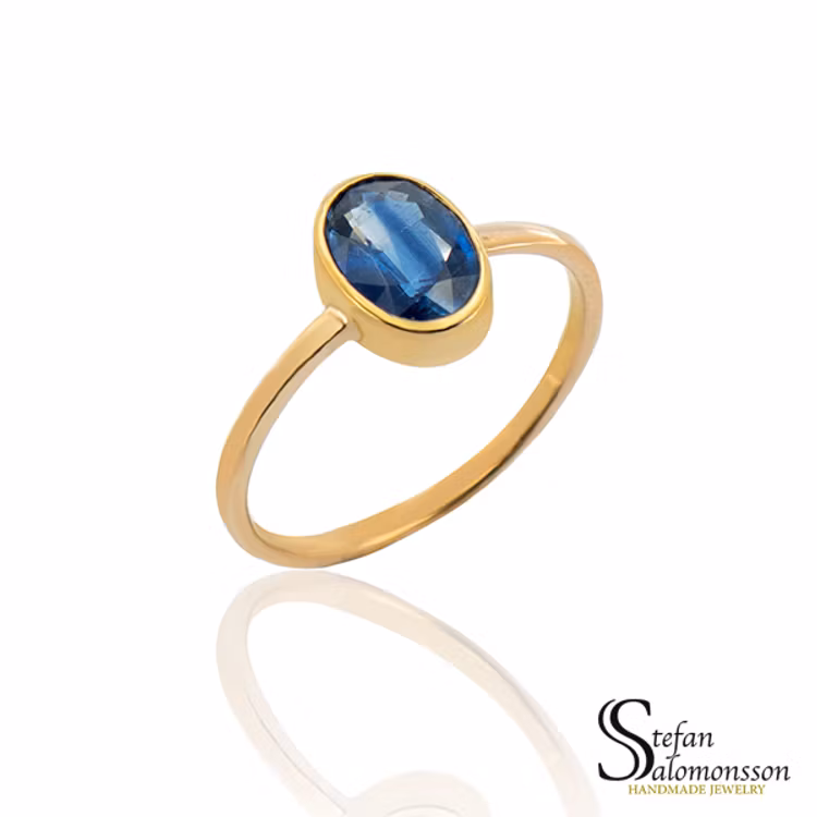 Gold ring with a kyanite