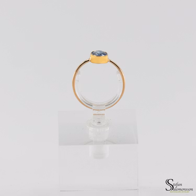 Gold ring with a kyanite