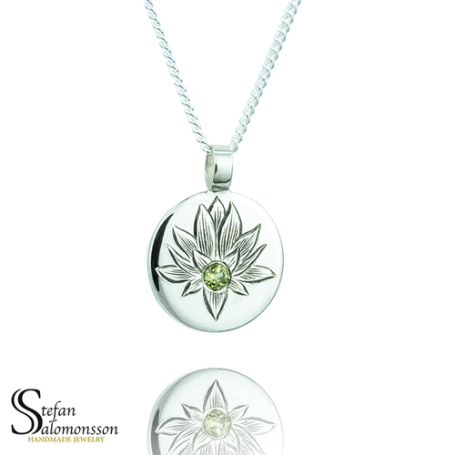 Handgraverat lotus hänge i silver med peridot