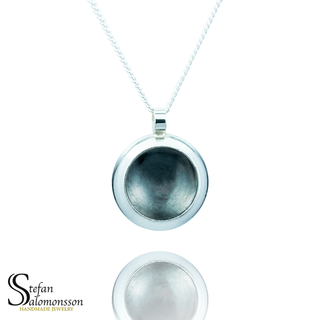 Silver pendent with oxidation - 19mm ø