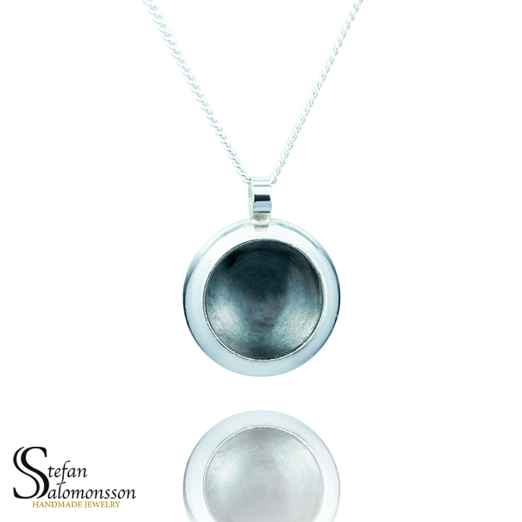 Silver pendent with oxidation - 19mm ø