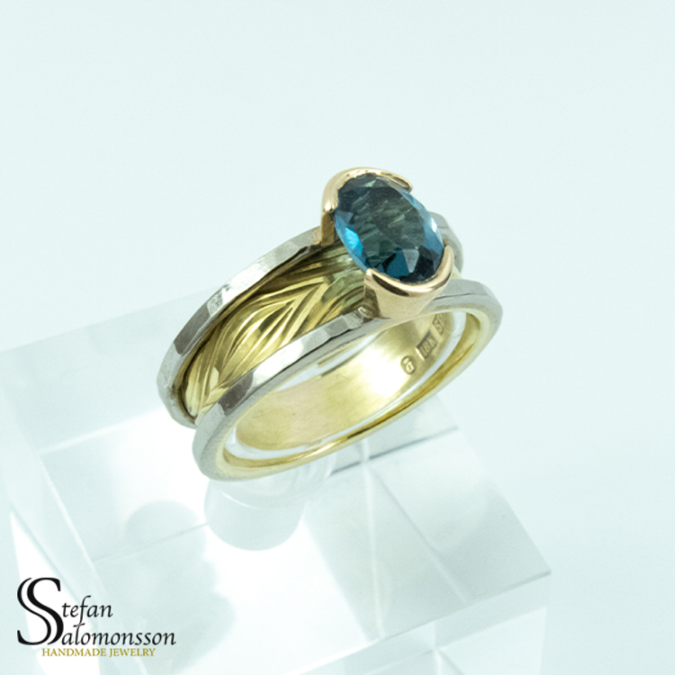 Vit- och rödgulds ring med Royal Blue Topas