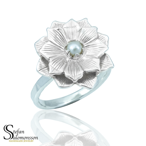 Lotus ring i silver med pärla