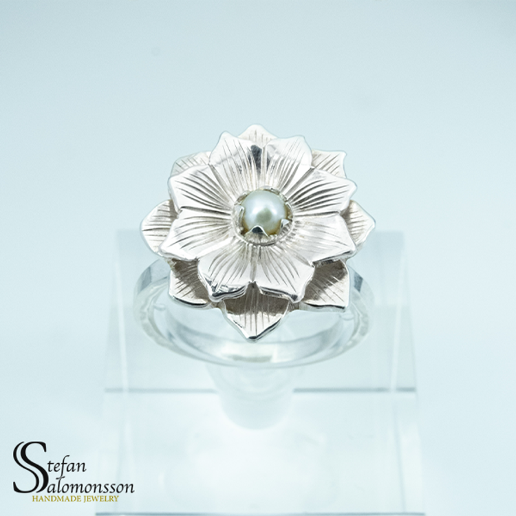 Lotus ring i silver med pärla