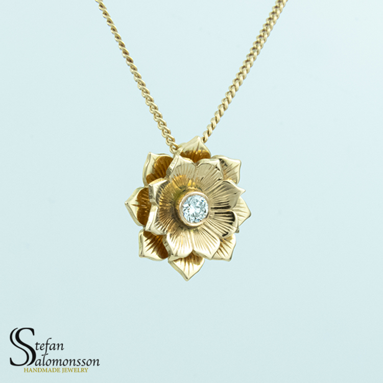 Lotus hänge i guld med diamant