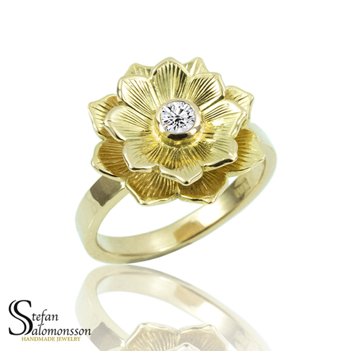 Lotus ring i guld med diamant