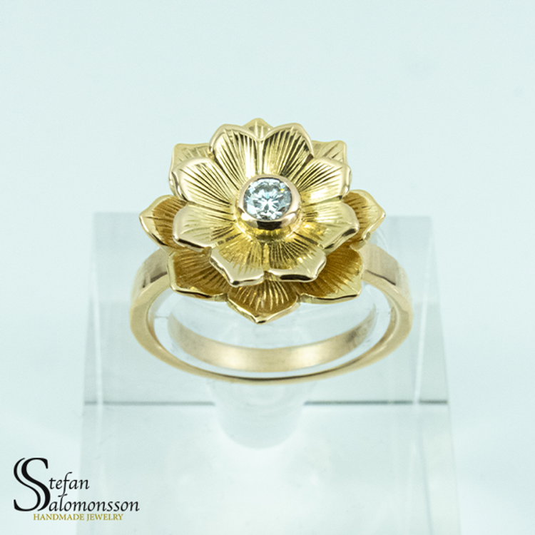 Lotus ring i guld med diamant