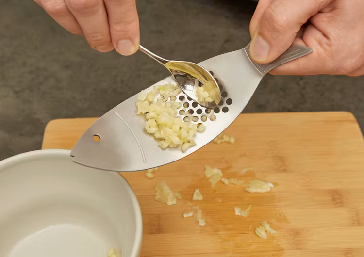 Kikkerland - Fish Garlic Press