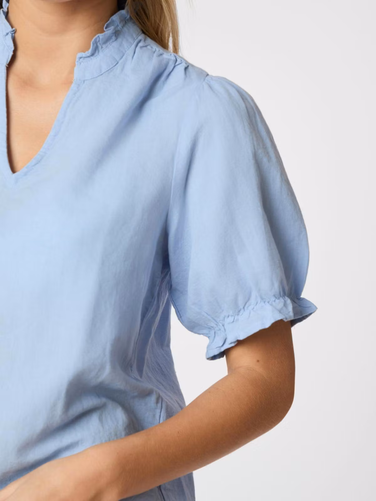 Neo Noir - Odesa Linen Blouse (Light Blue)
