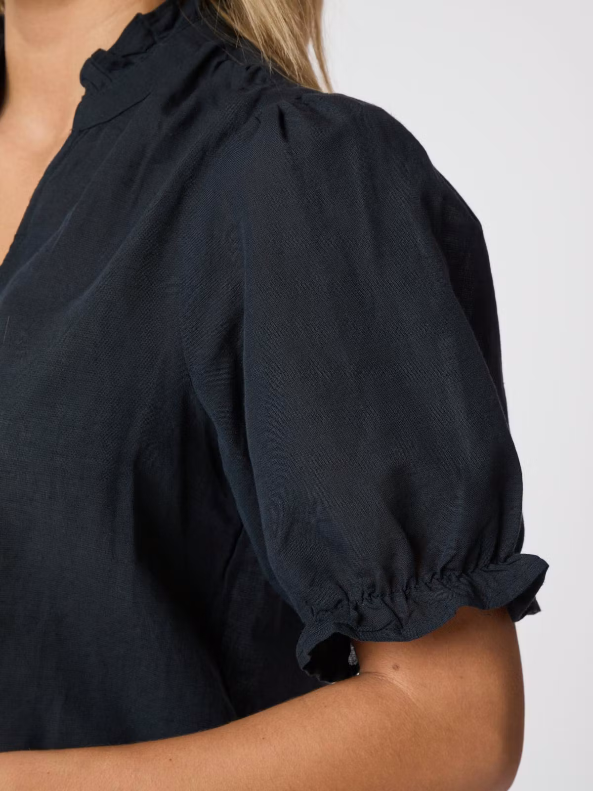 Neo Noir - Odesa Linen Blouse (Navy)