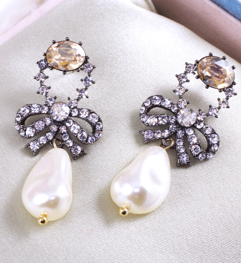Lily and Rose - MARIE ANTOINETTE PEARL EARRINGS – CRYSTAL