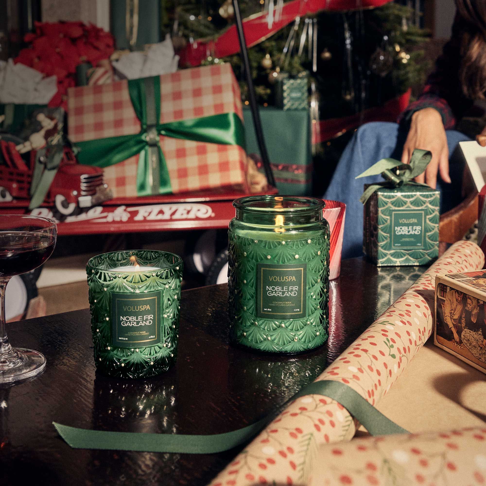 Voluspa - NOBLE FIR GARLAND - Classic Jar Candle
