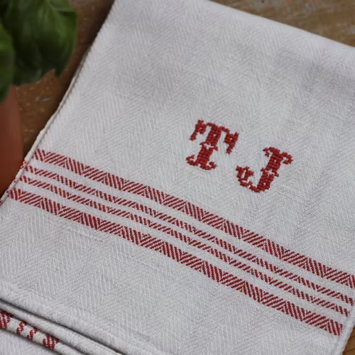 Handduk - Linne Monogram TJ Röd