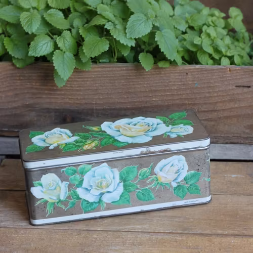 Plåtburk - Silvermetall med Blommor