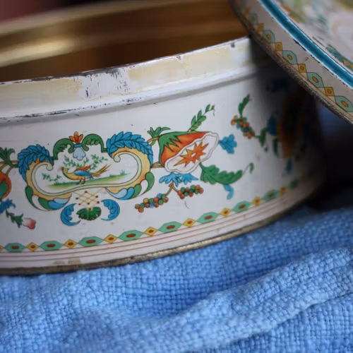 Plåtburk - Vit med Dekor