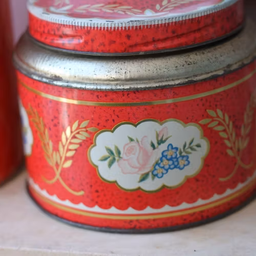 Plåtburk - Kaffeburk Röd med Blommigt Motiv