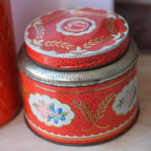 Plåtburk - Kaffeburk Röd med Blommigt Motiv
