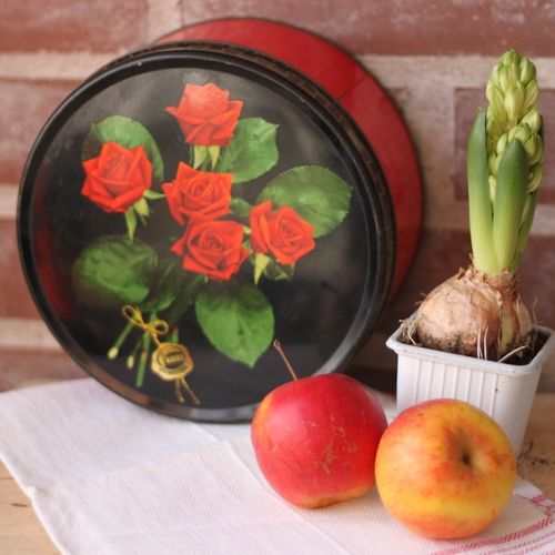 Plåtburk - Röd Svart med Blommor