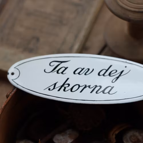 Emaljskylt - "Ta av dej..."
