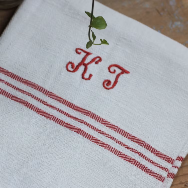 Handduk - Linne Monogram KJ Röd