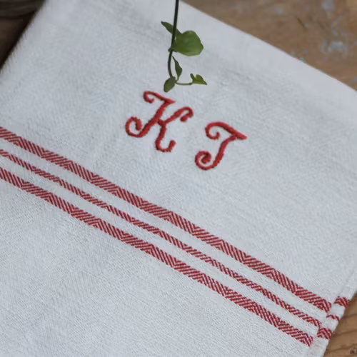 Handduk - Linne Monogram KJ Röd