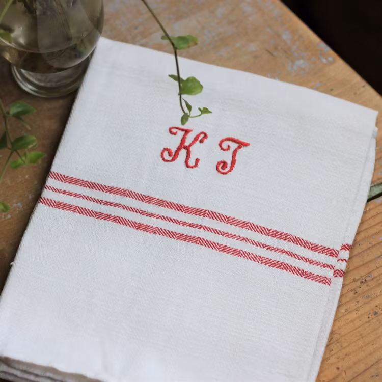 Handduk - Linne Monogram KJ Röd