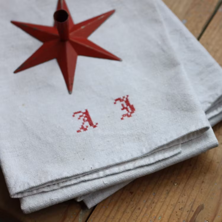 Handduk - Linne Monogram AJ Röd