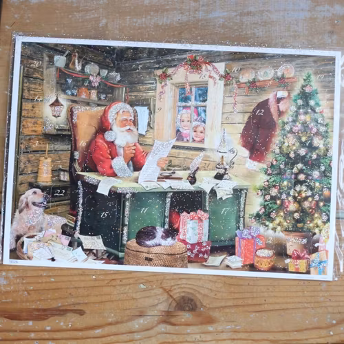 Adventskalender - Tomten sittande vid Skrivbord