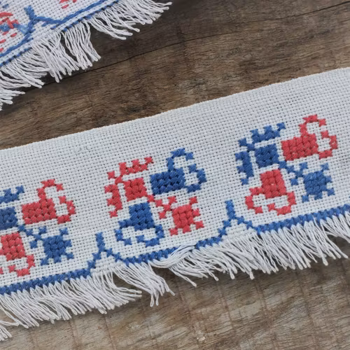 Textil - Hyllbård i Vitt Rött Blått
