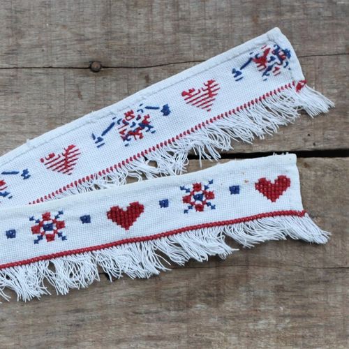 Textil - Hyllbård i Vitt Rött och blått