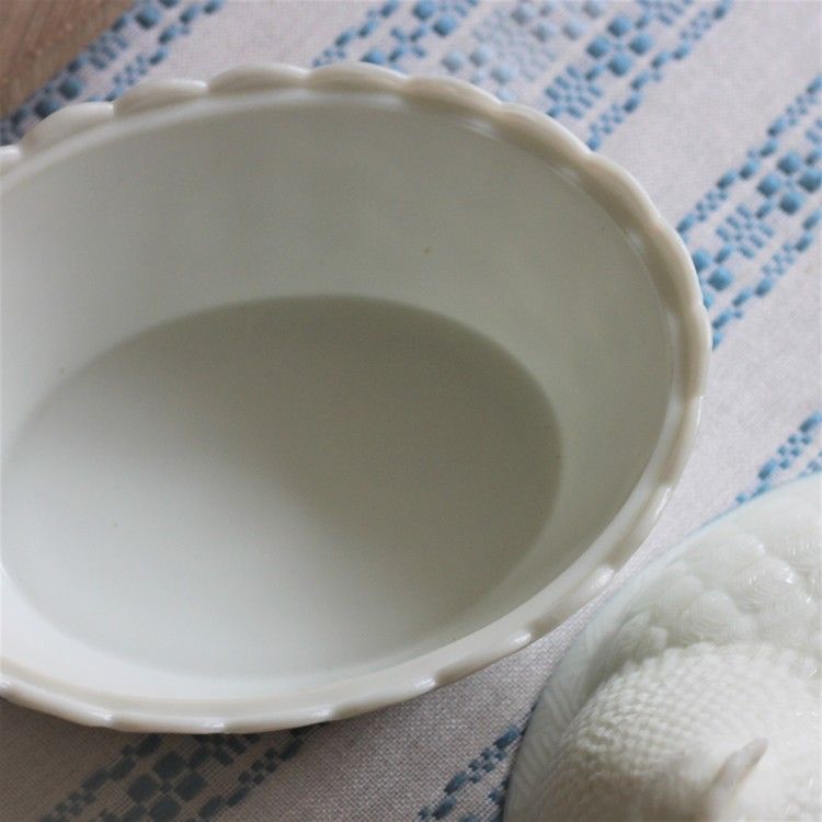 Ägg-gömma - Stor i Vitt Mjölkglas