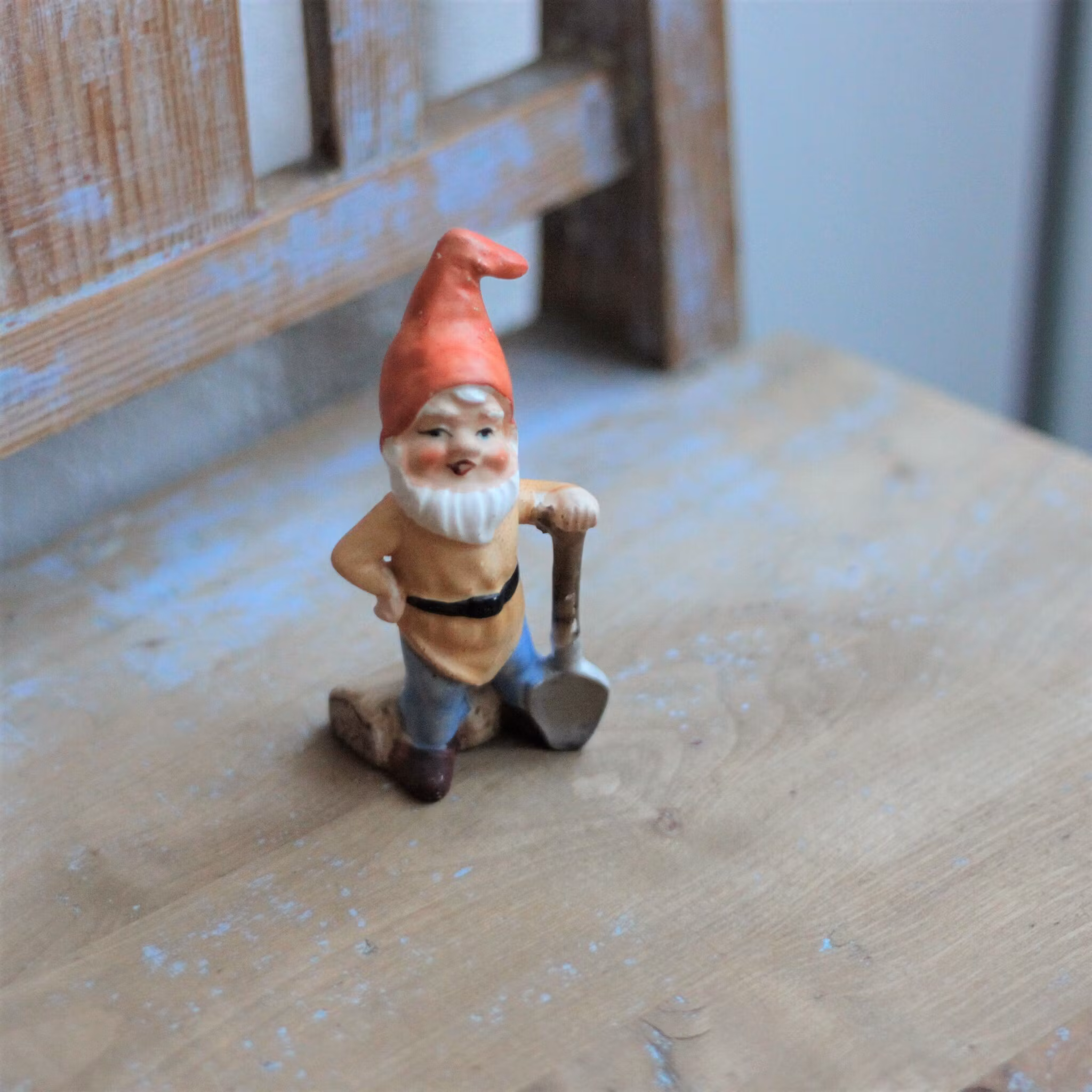 Tomte - Porslinstomte med Spade