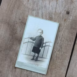 Fotografi - Ateljefoto Liten Pojke i knäbyxor