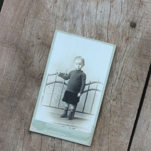 Fotografi - Ateljefoto Liten Pojke i knäbyxor